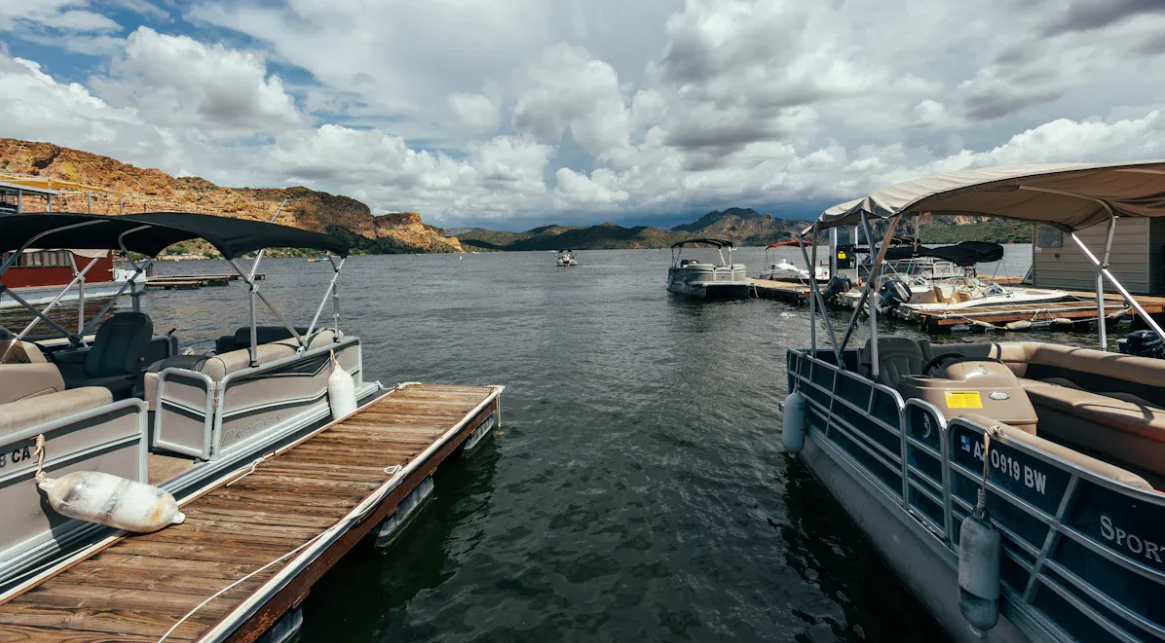 Лодка палубы против понтона