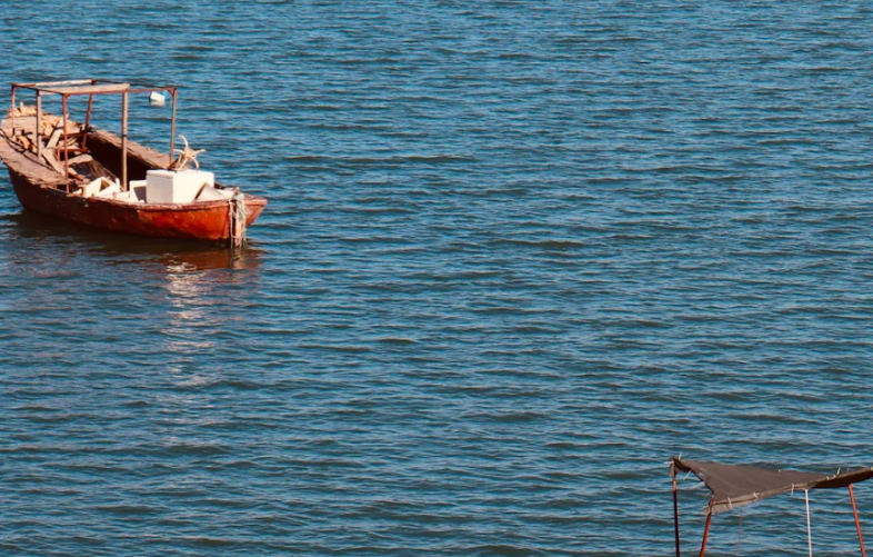 bote pont&oacute;n en agua salada