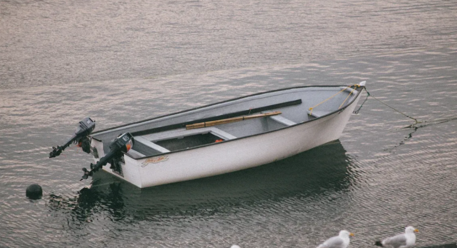 Bote de fibra de vidrio en agua salada